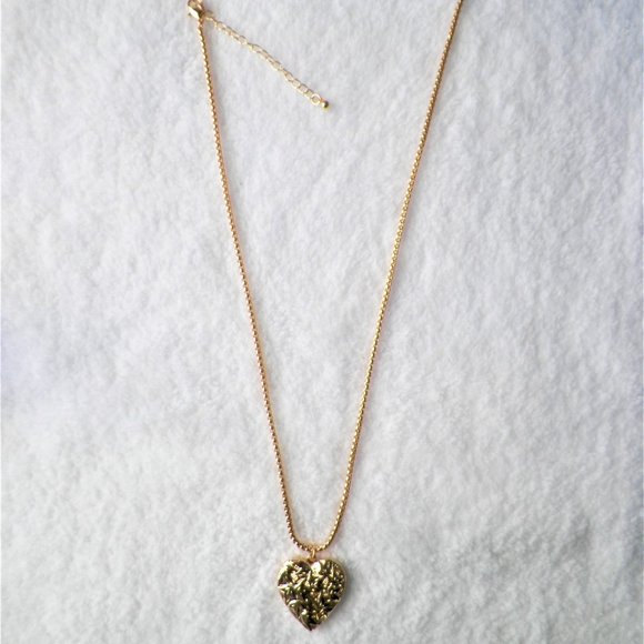 LAST ONE Gold Embossed Leaves Heart Locket Necklace Forever 21 - Picture 2 of 7